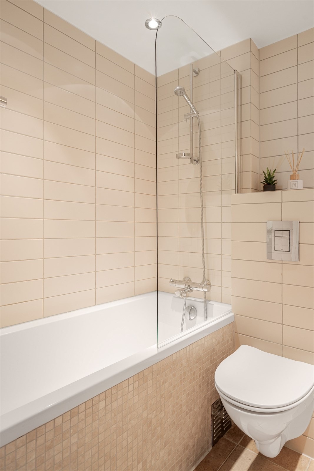 Badekar med dusjarmatur og glassvegg. Galleribilde