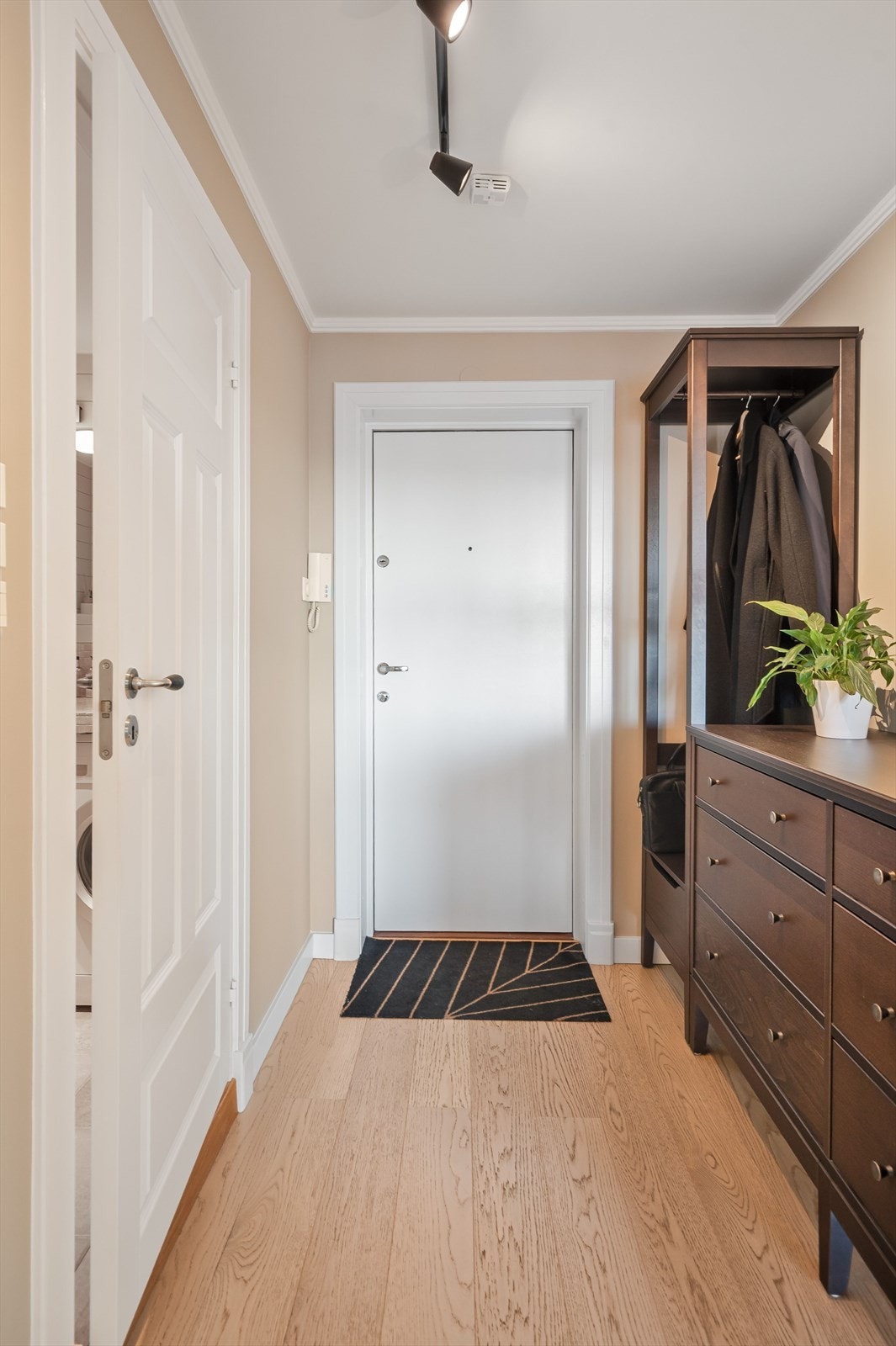 Innbydende entré med plass til yttertøy og sko. Galleribilde