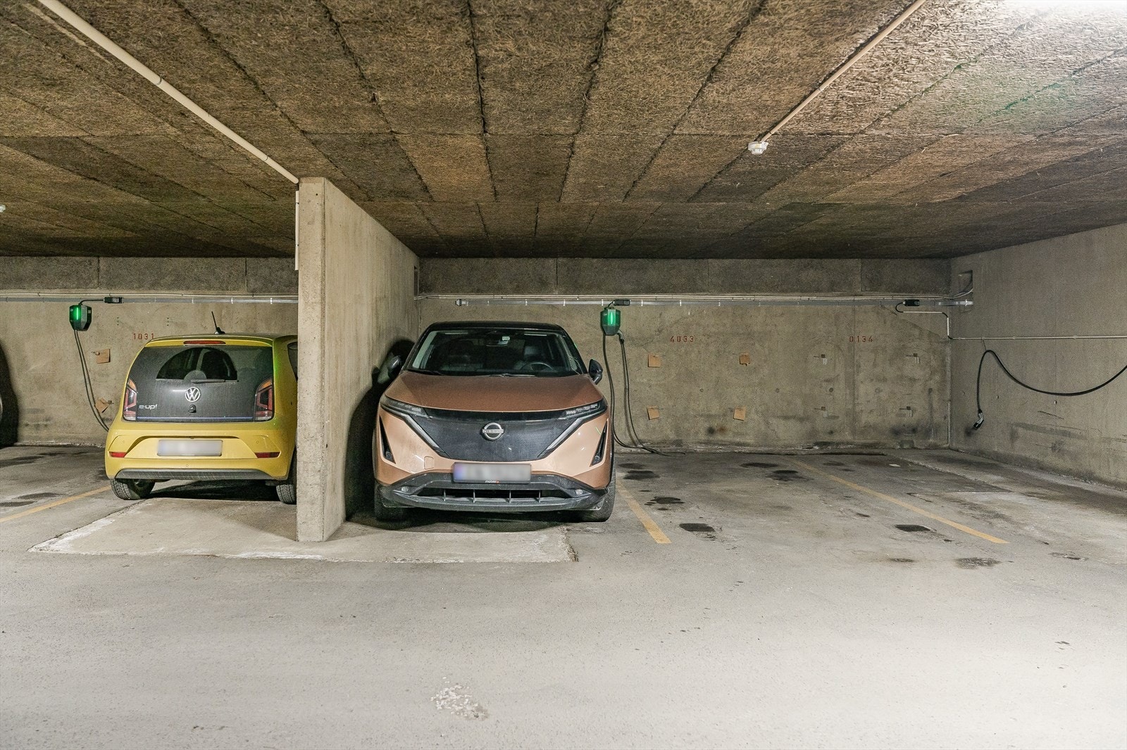 Nåværende eier leier plass i garasjeanlegget under bygget for 650,- per mnd. Leieforholdet kan i henhold til eier av plassen videreføres med kjøper av leiligheten. Galleribilde