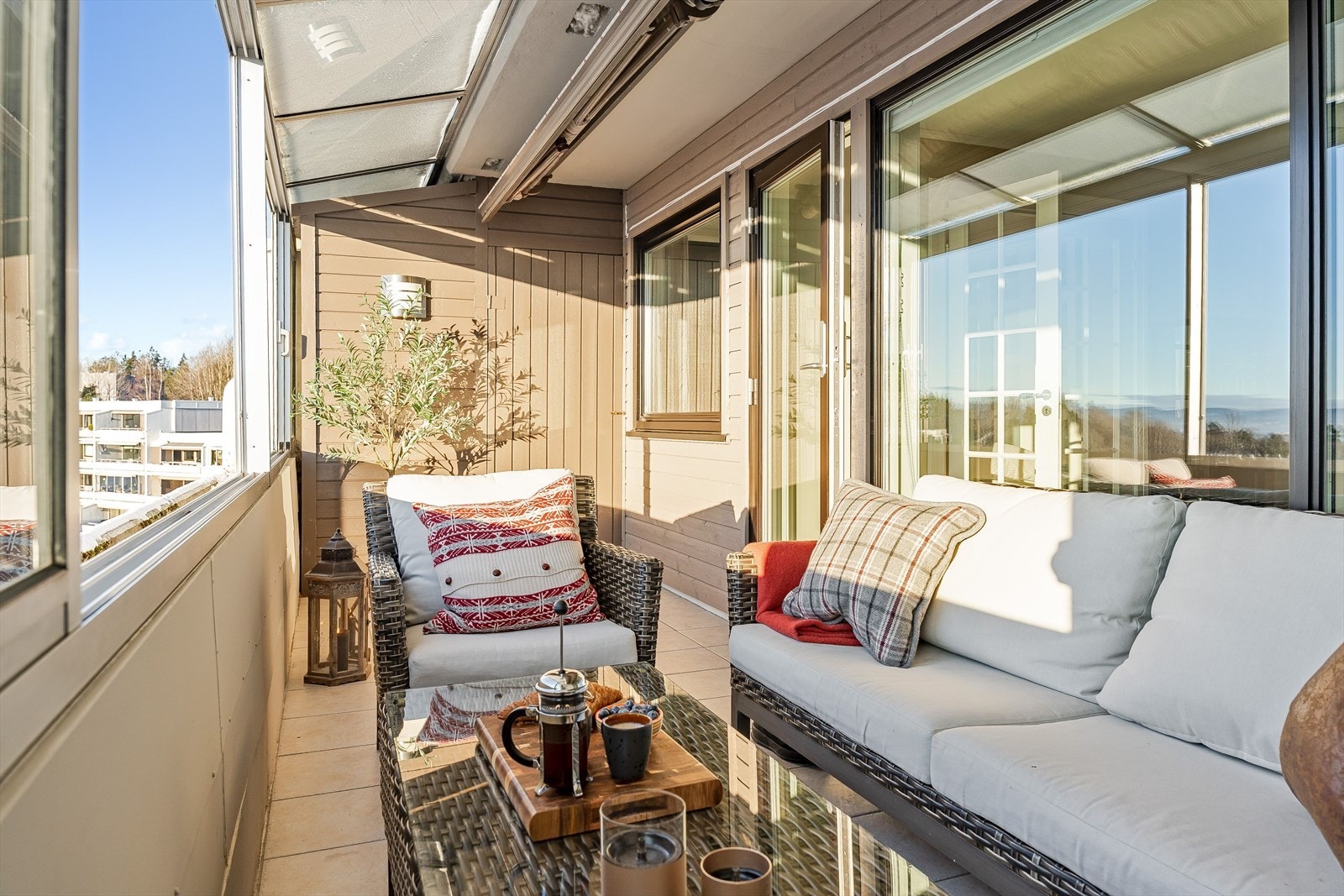 Balkongen har plass til utemøbler og grill. Adkomst til praktisk bod på ca. 2m² på balkongen. Galleribilde