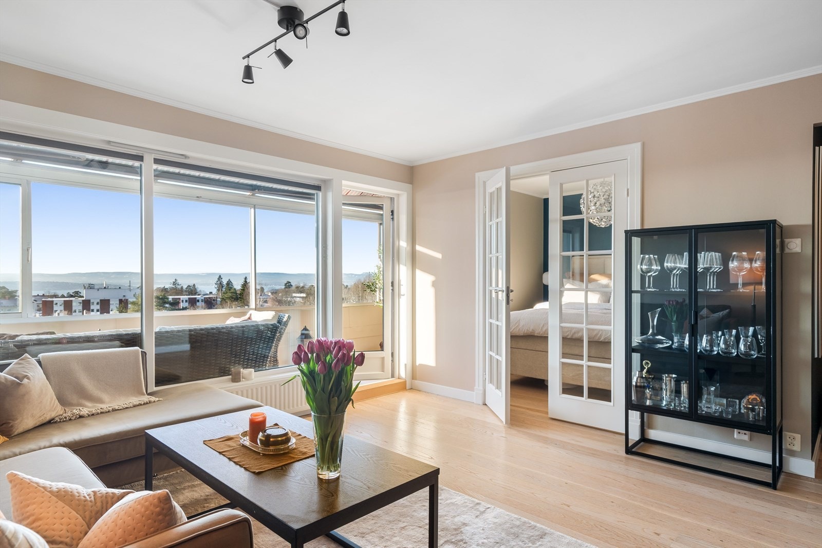 Innbydende og luftig stue hvor store vindusflater slipper inn rikelig med naturlig lys og rammer inn det vakre utsynet mot Oslofjorden. Galleribilde