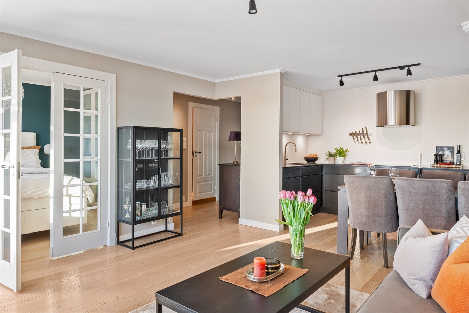 Det er plass til både en komfortabel sofagruppe og et spisebord - perfekt for både hverdag og sosiale sammenkomster. Galleribilde