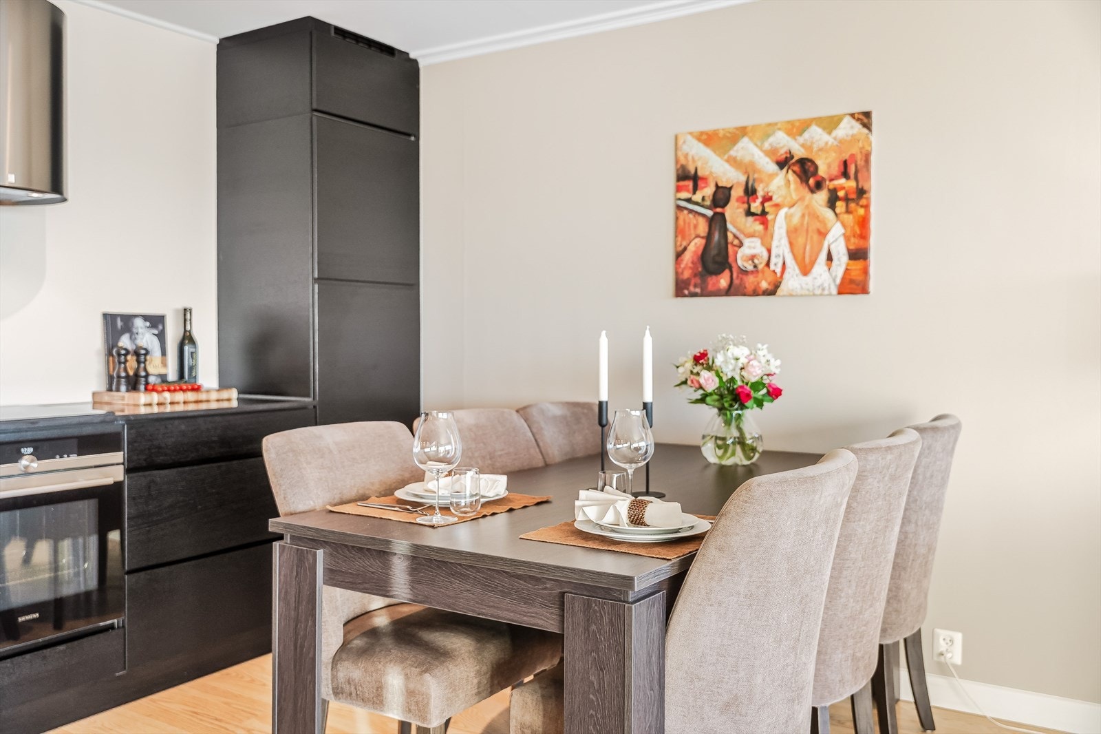 Det er god plass til spisebord med 6 stoler ved kjøkkenet. Galleribilde