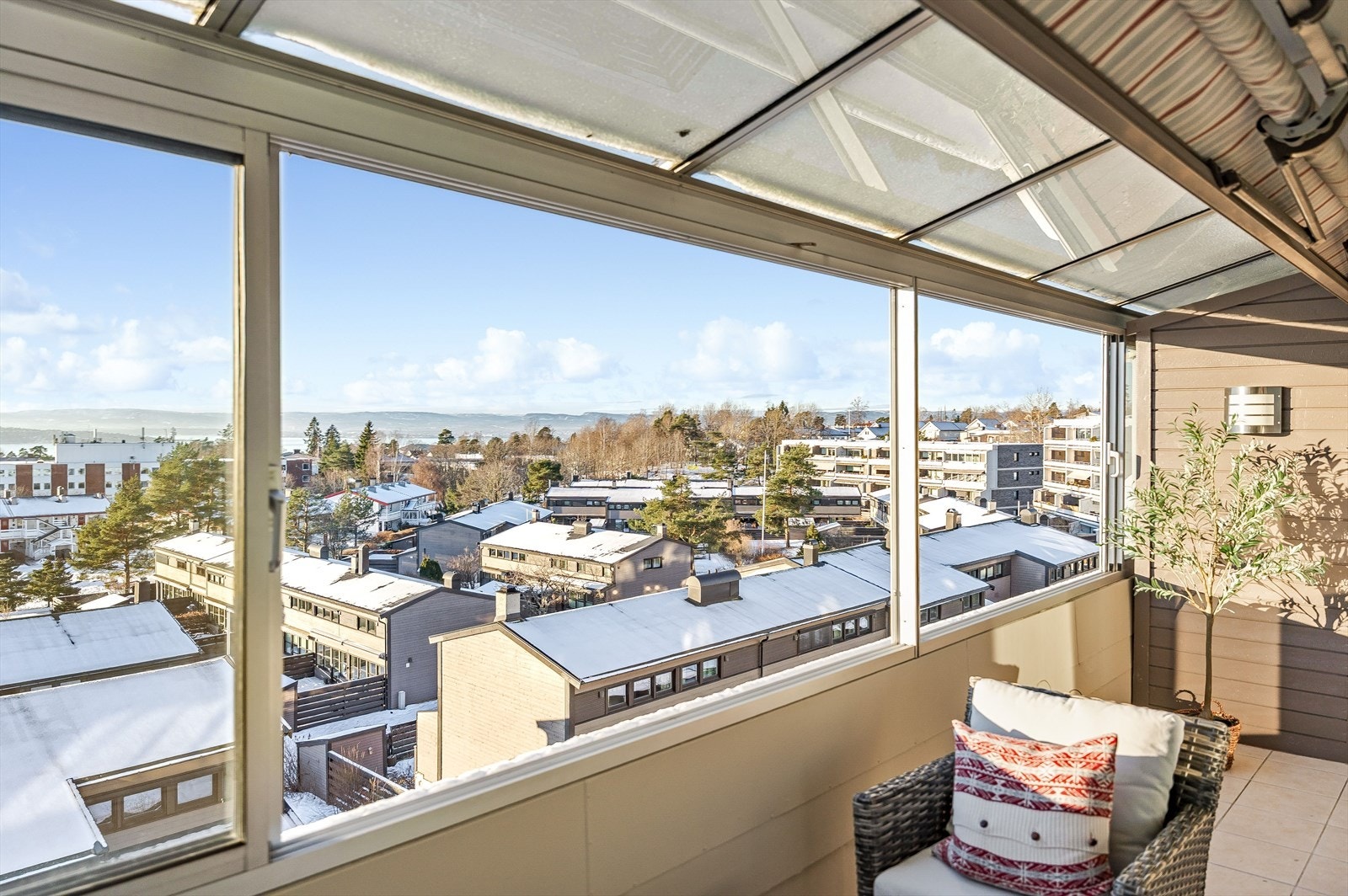 Vestvendt balkong på ca. 11m² med panoramautsikt og meget gode solforhold. Galleribilde