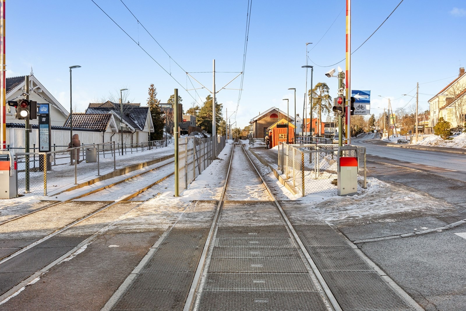 Trikkeholdeplassen på Kastellet ligger ca. 650m fra boligen og her går linje 13 og 19. Galleribilde