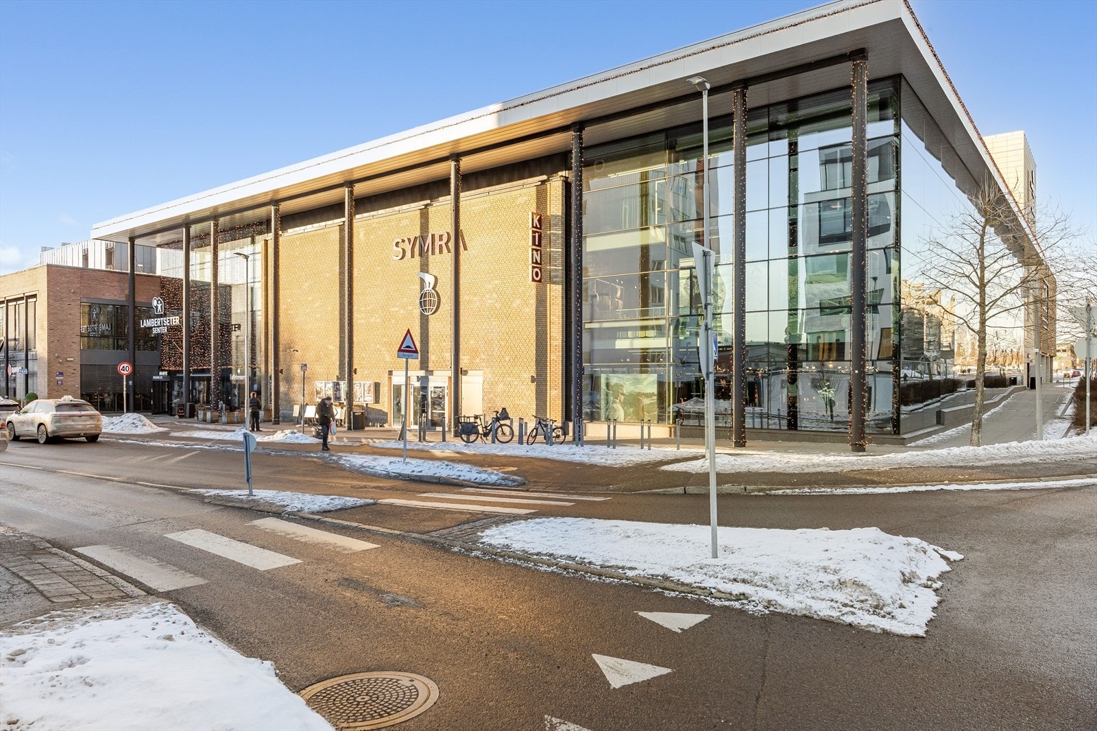 Nærområde: Lambertseter Senter ca. 1,3 km fra boligen. Galleribilde