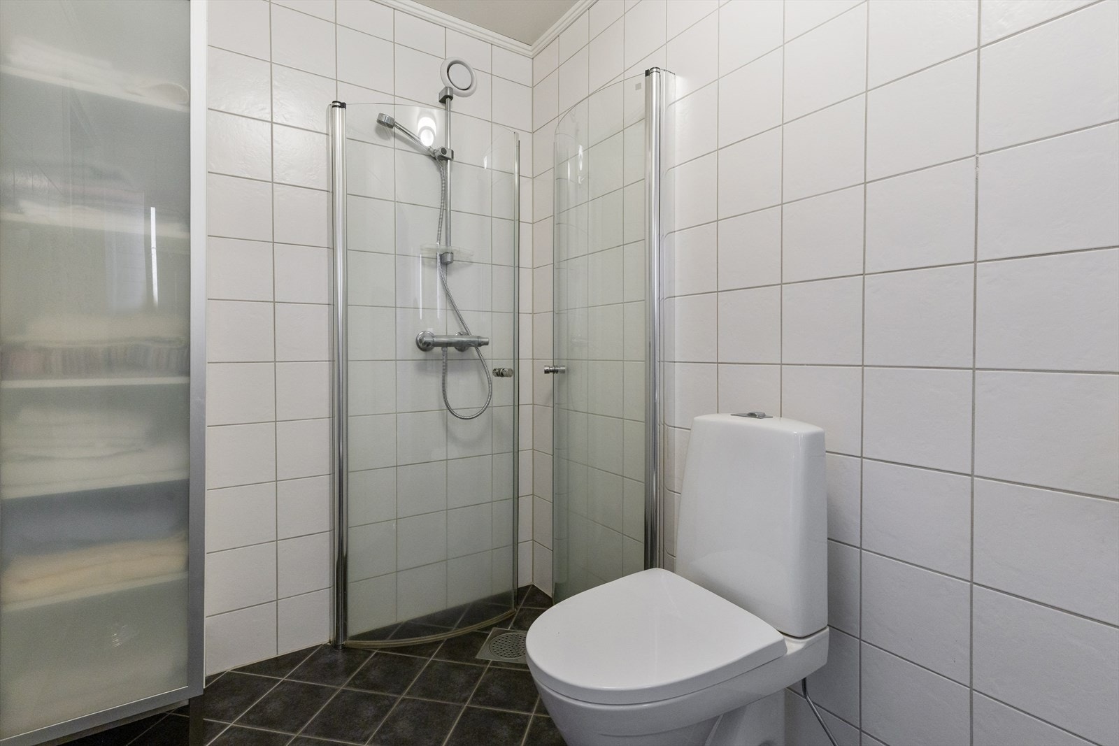 Dusjhjørne med innfellbare glassdører for optimal utnyttelse av plassen. Galleribilde