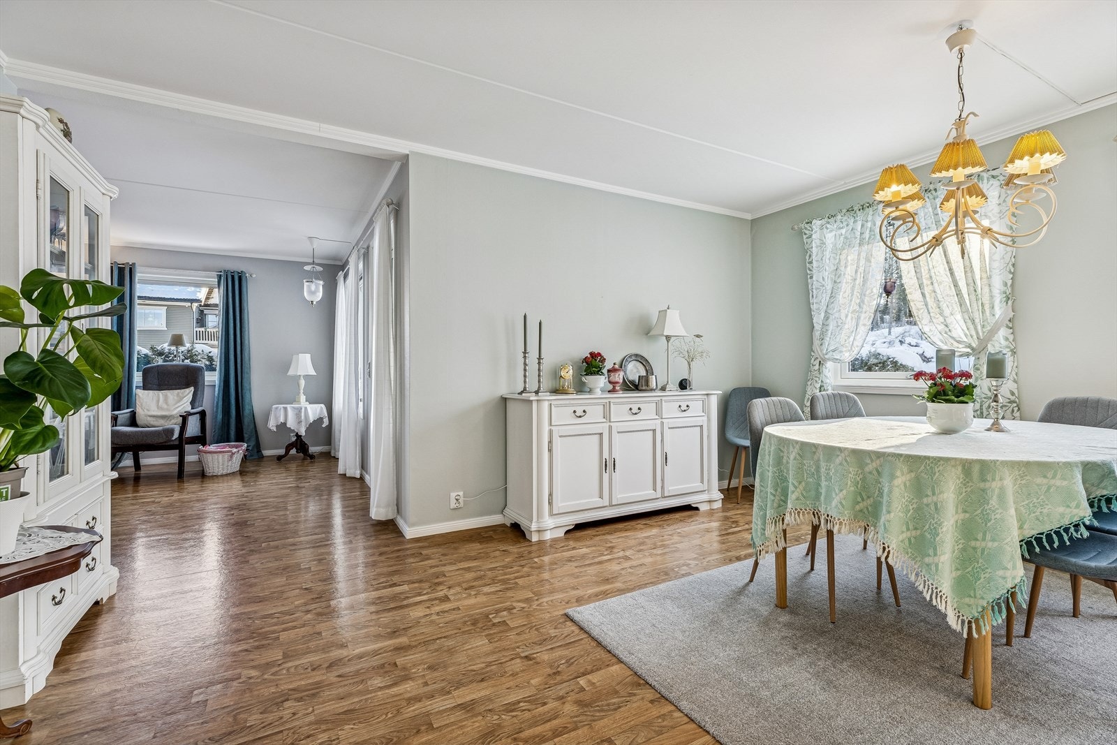 Den åpne løsningen mellom stue og spisestue skaper en luftig romfølelse. Galleribilde