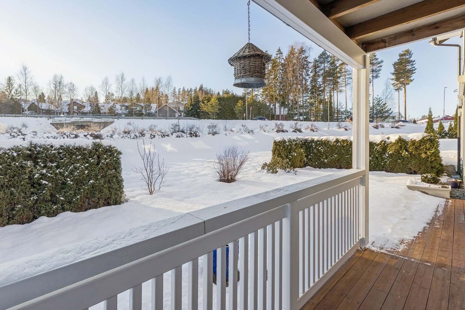 Leiligheten har en overbygd markterrasse med utsyn mot fellesarealene. Eiendommen er delvis rammet inn med tuja hekk. Det er tilgang til hage fra terrassen. Galleribilde