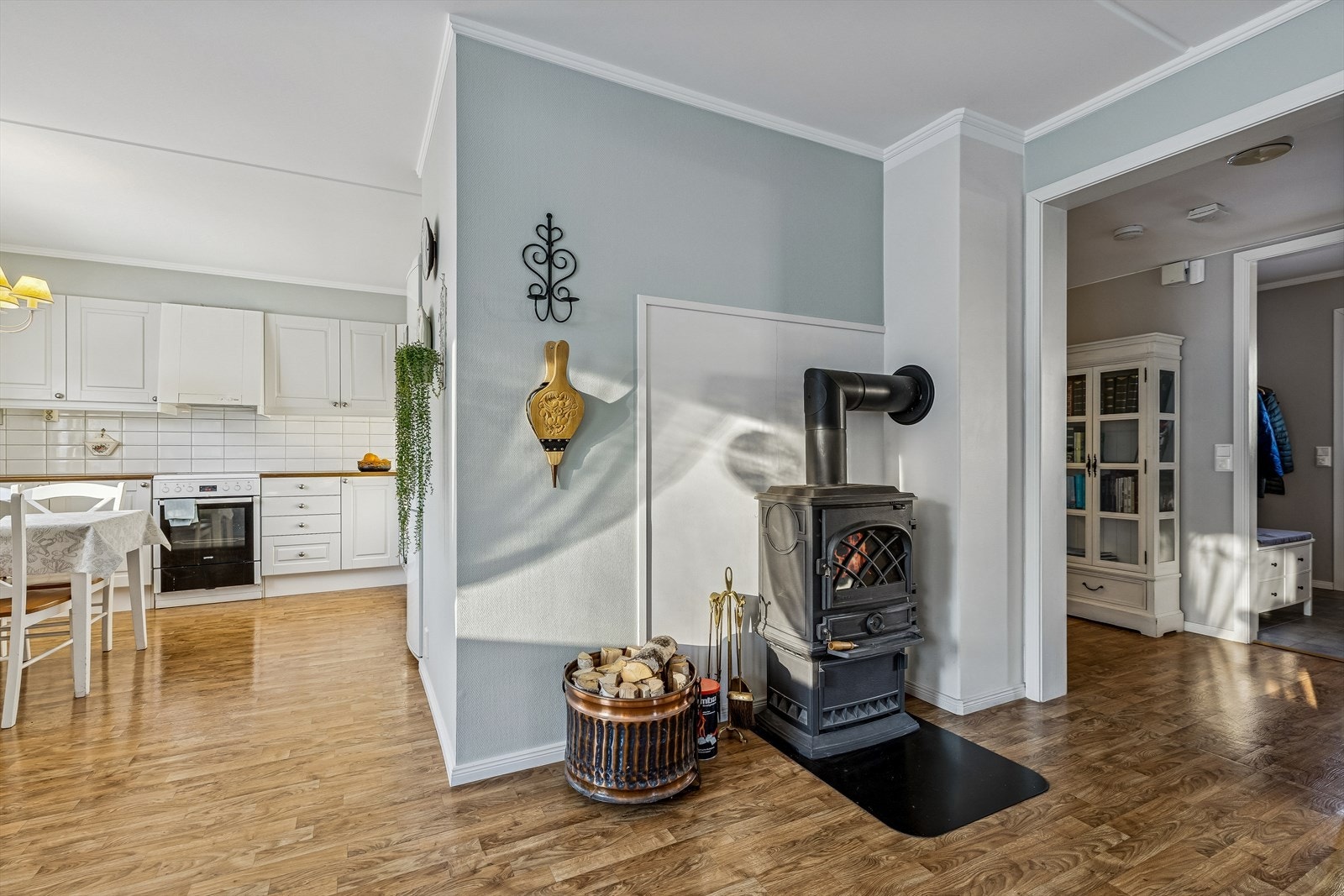 Kjøkkenet ligger i tilknytning til spisestuen. Galleribilde