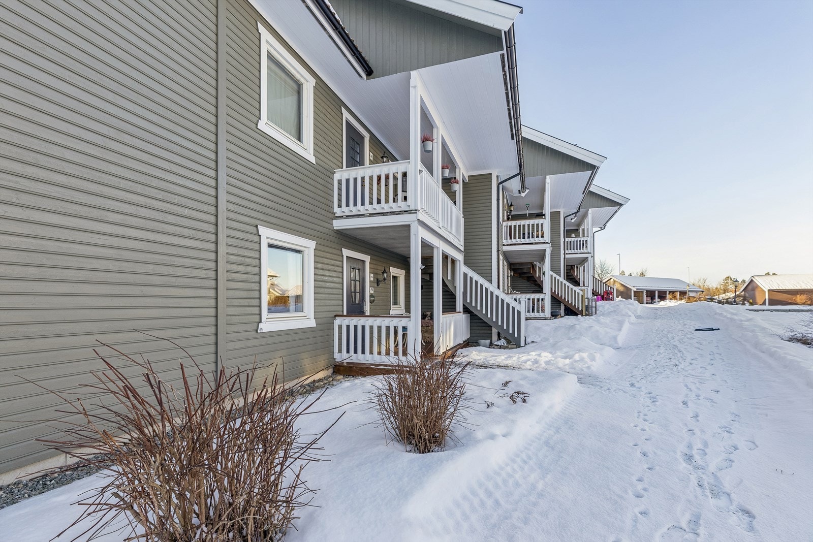 Leiligheten ligger på bakkeplan med enkel adkomst til uteområdene. Galleribilde