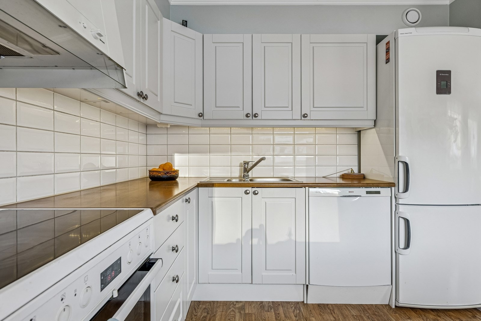 Praktisk hjørneløsning med gode arbeidsflater og belysning under overskapene. Galleribilde