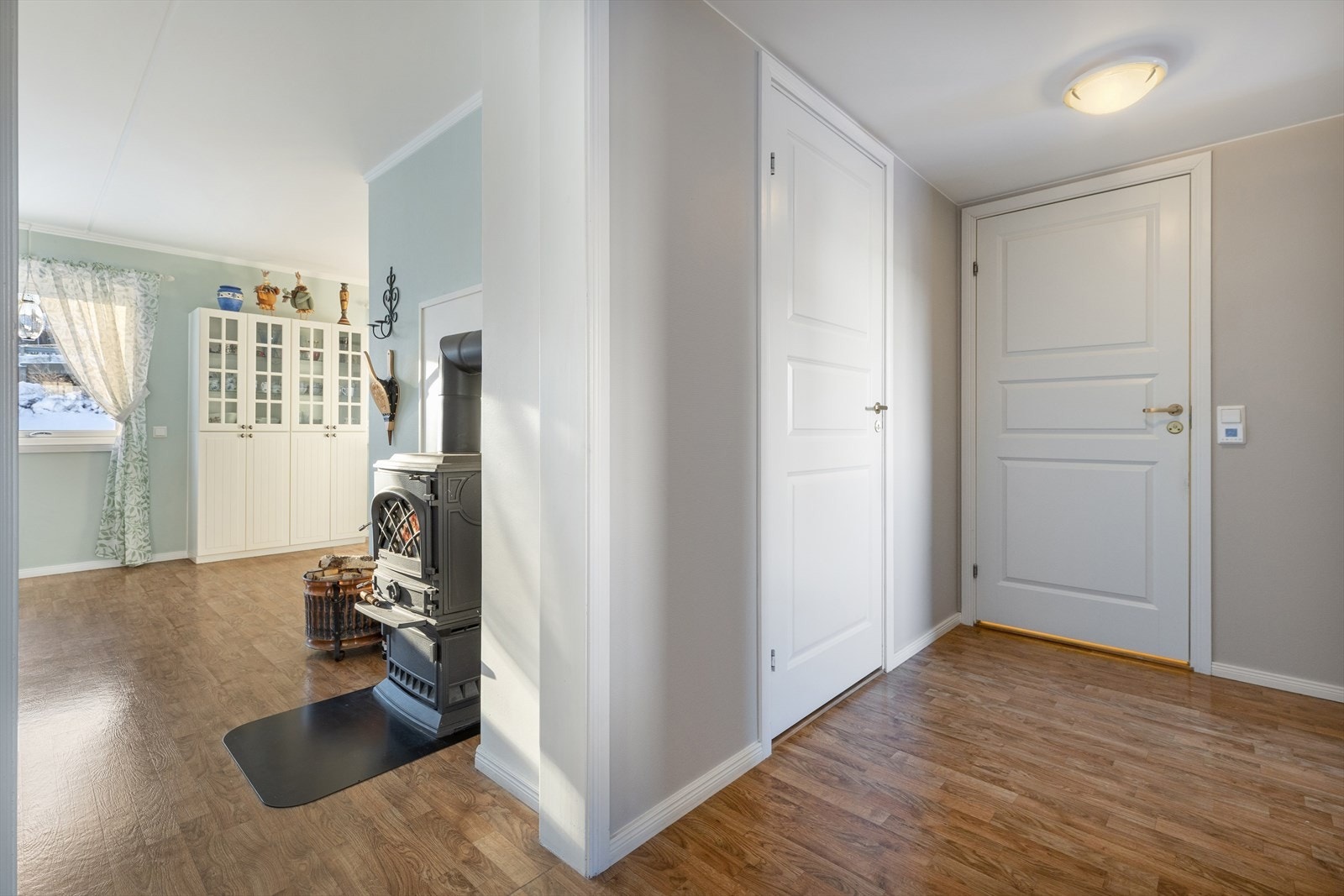 Vedovnen er sentralt plassert mellom entré og stue. Galleribilde