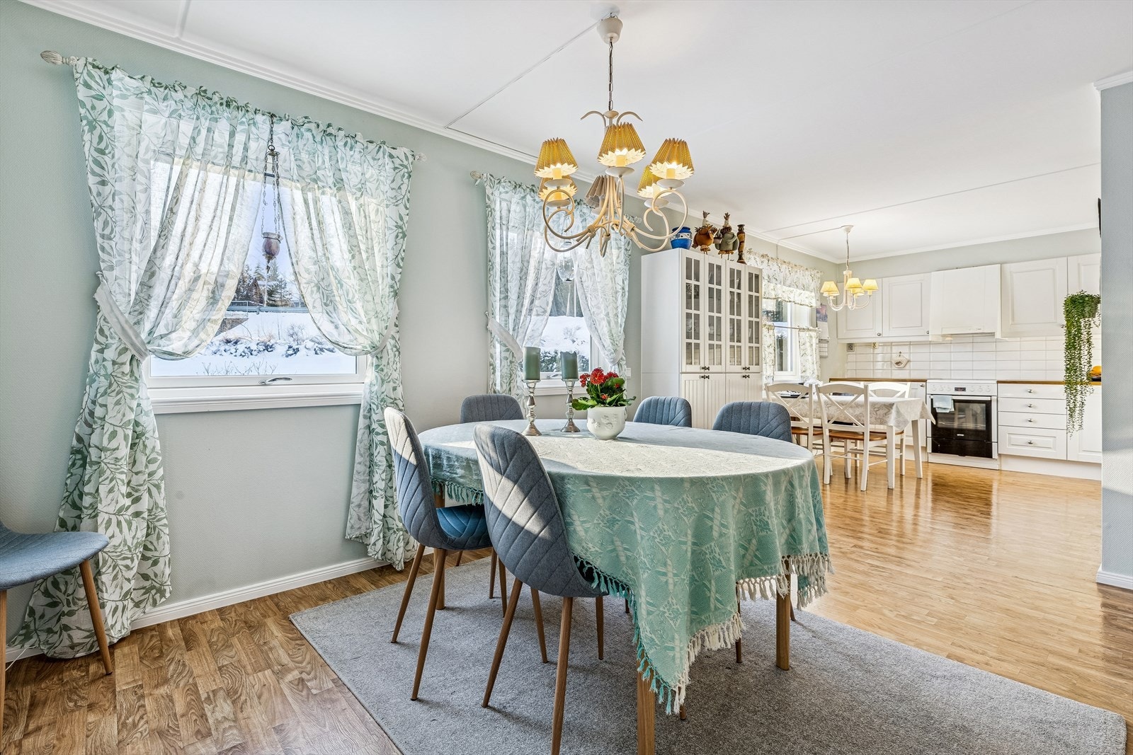 Fra spisestuen er det en praktisk og delvis åpen løsning inn mot kjøkkenet. Galleribilde