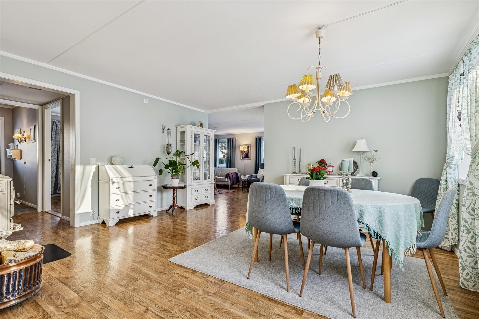 Stuen er delt inn i soner, med en egen avdeling for en stor spisestue. Galleribilde