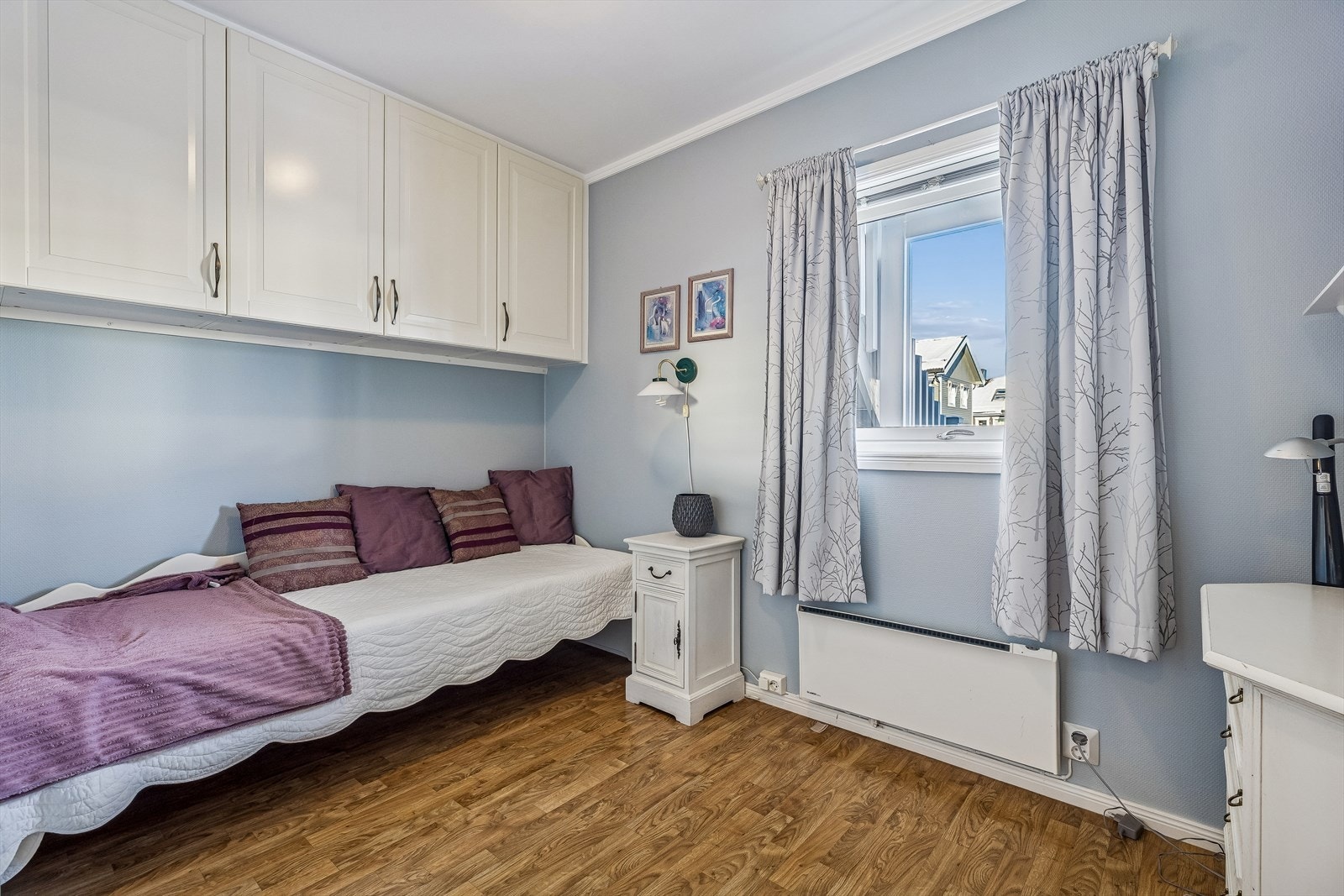 Det andre soverommet har smarte, plassbygde overskap for effektiv oppbevaring. Galleribilde