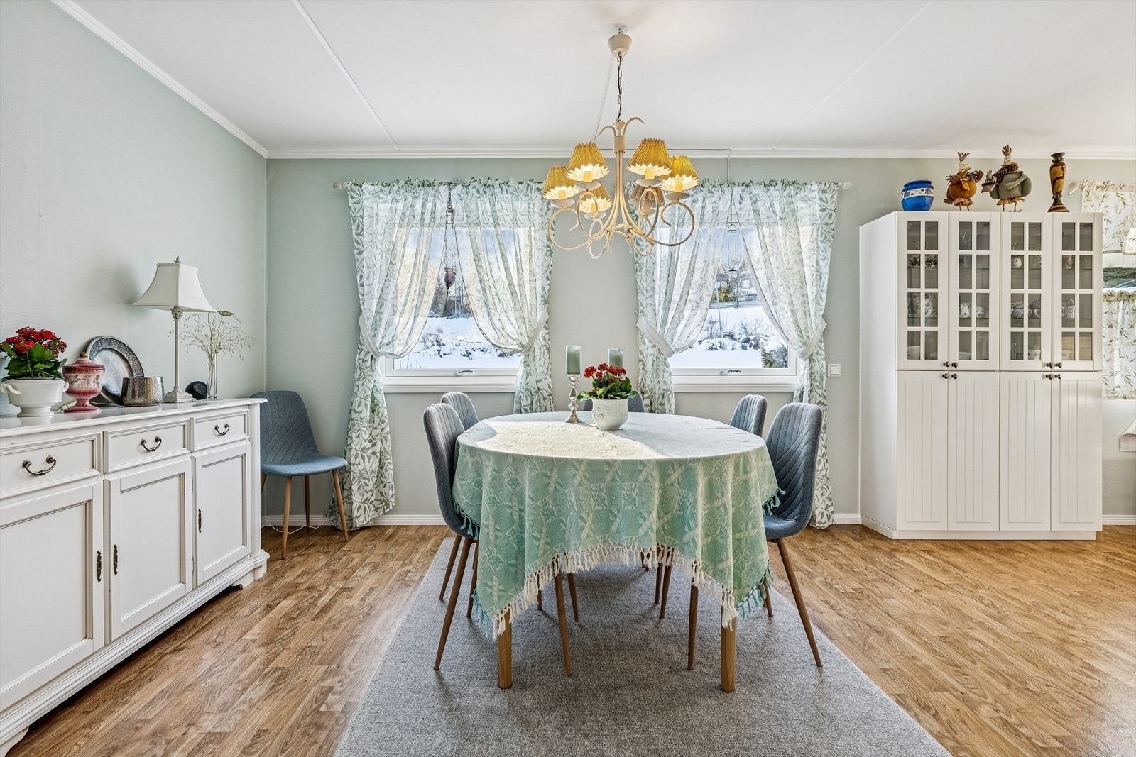 Spisestuen har plass til langbord for sosiale sammenkomster. Galleribilde