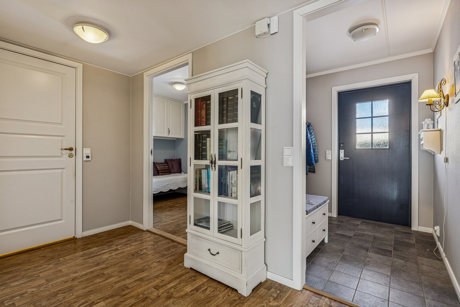 Fra entréen er det direkte tilgang til gangen som leder videre inn i boligen. Galleribilde