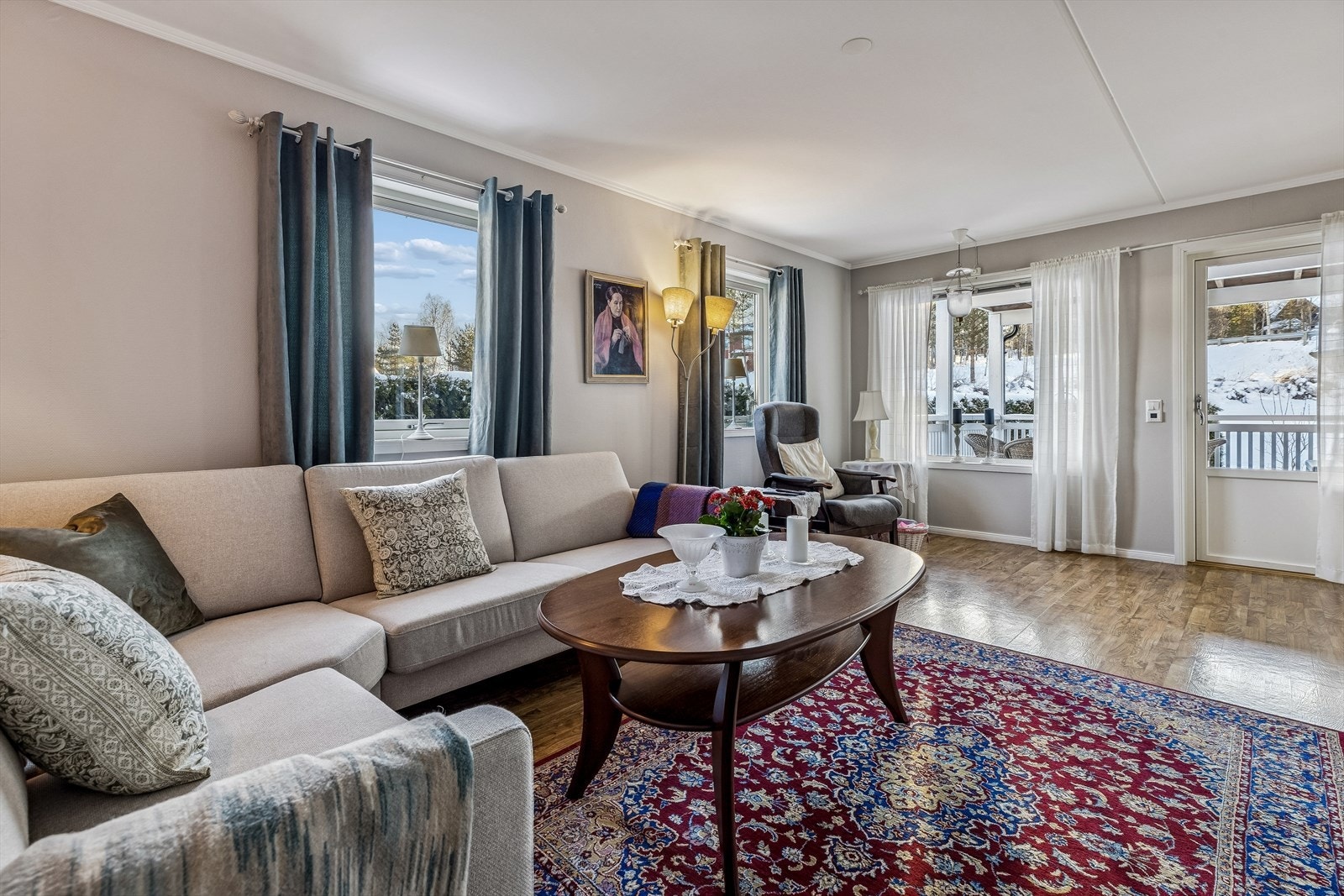 Store vindusflater og glassdør gir rikelig med naturlig lys til oppholdsrommet. Galleribilde