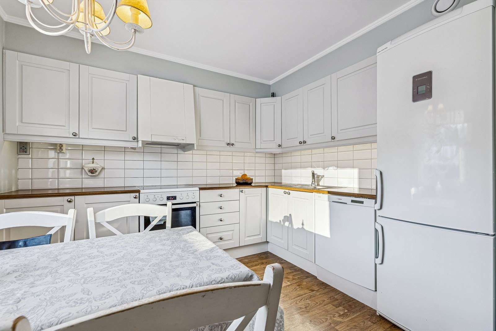 Kjøkkeninnredningen gir rikelig med både skap- og benkeplass. Galleribilde