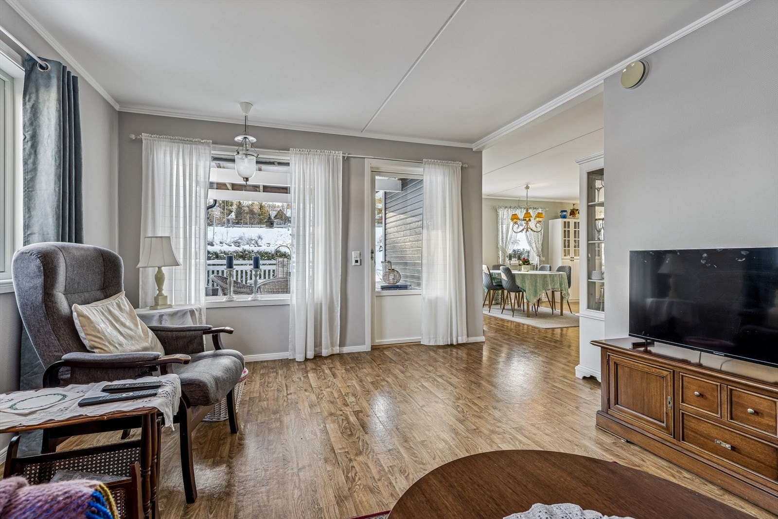 Fra stuen er det direkte utgang til den overbygde terrassen. Galleribilde