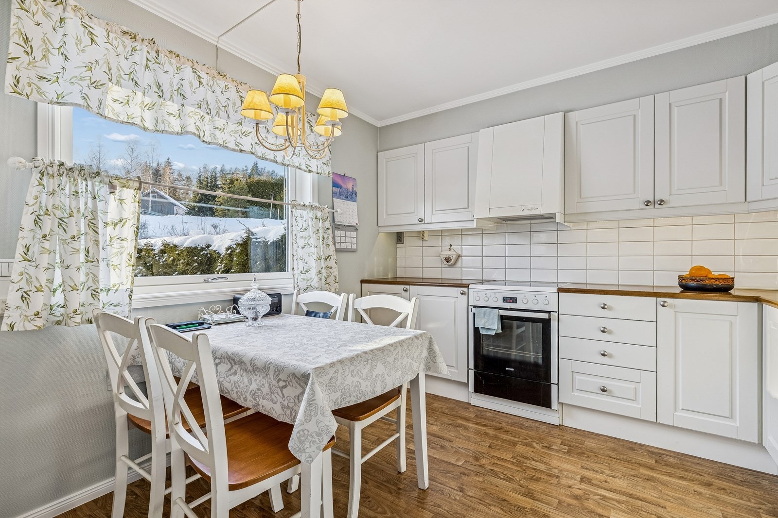 Kjøkkenet er romslig og har en egen spiseplass ved vinduet. Galleribilde