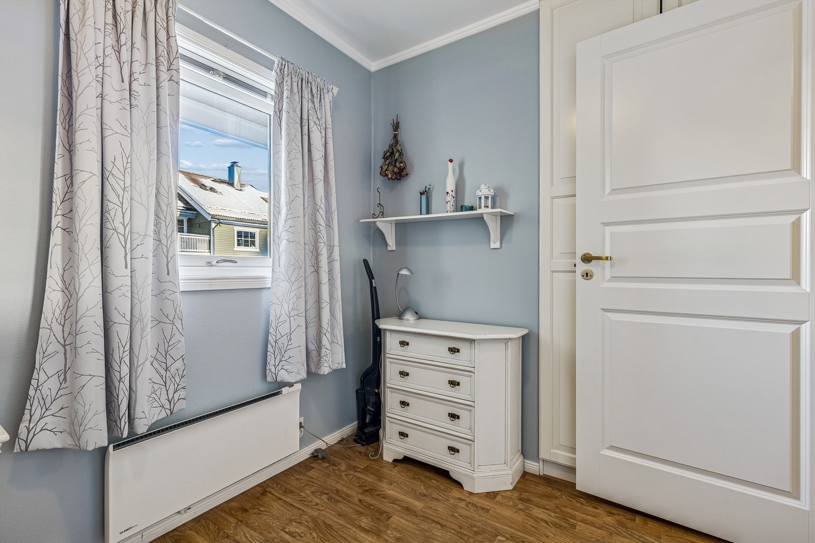 Det ene soverommet egner seg godt som barnerom eller kontor, med garderobeskap. Galleribilde