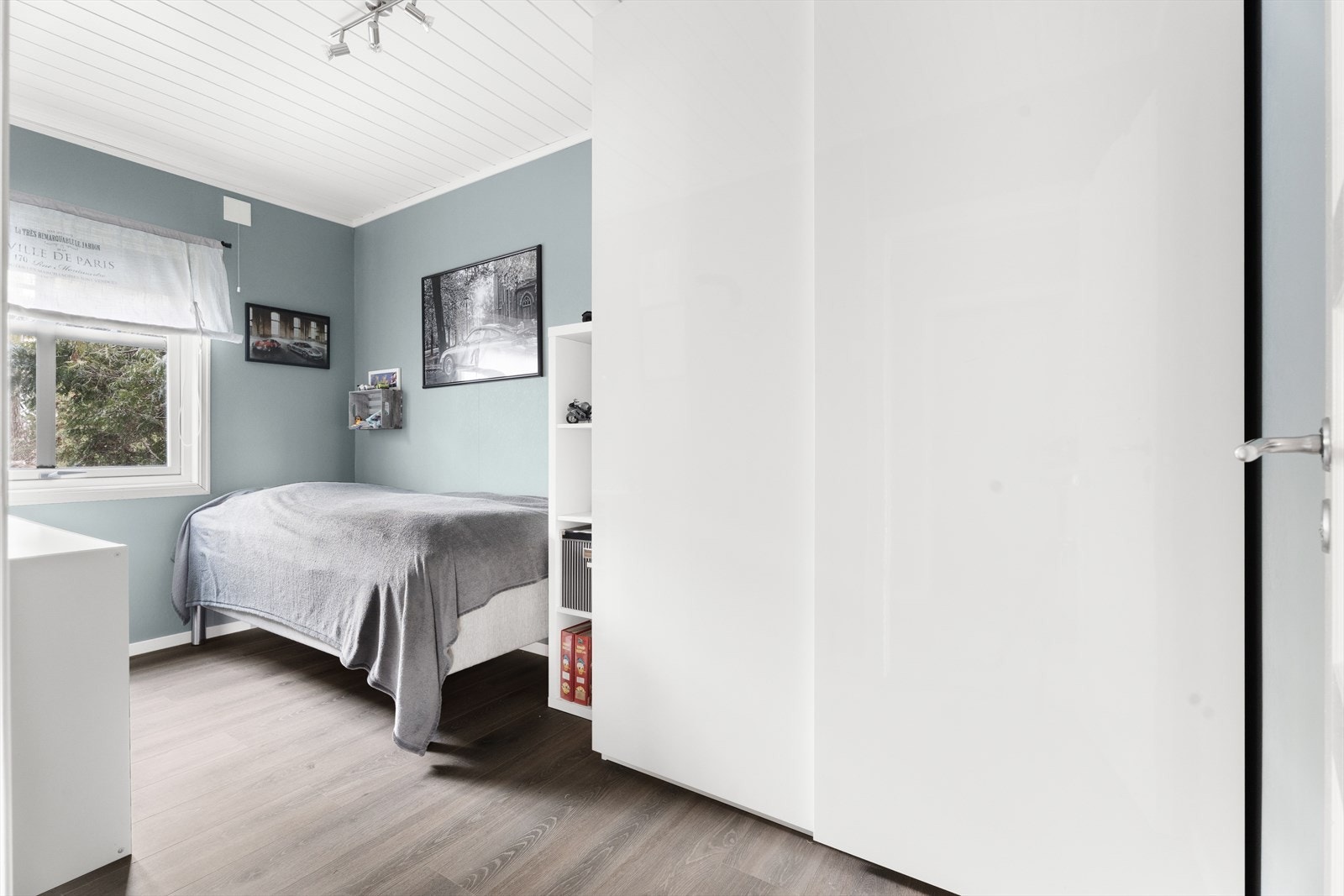 Rommet har et vindu som gir naturlig lys, og en behagelig fargepalett. Galleribilde