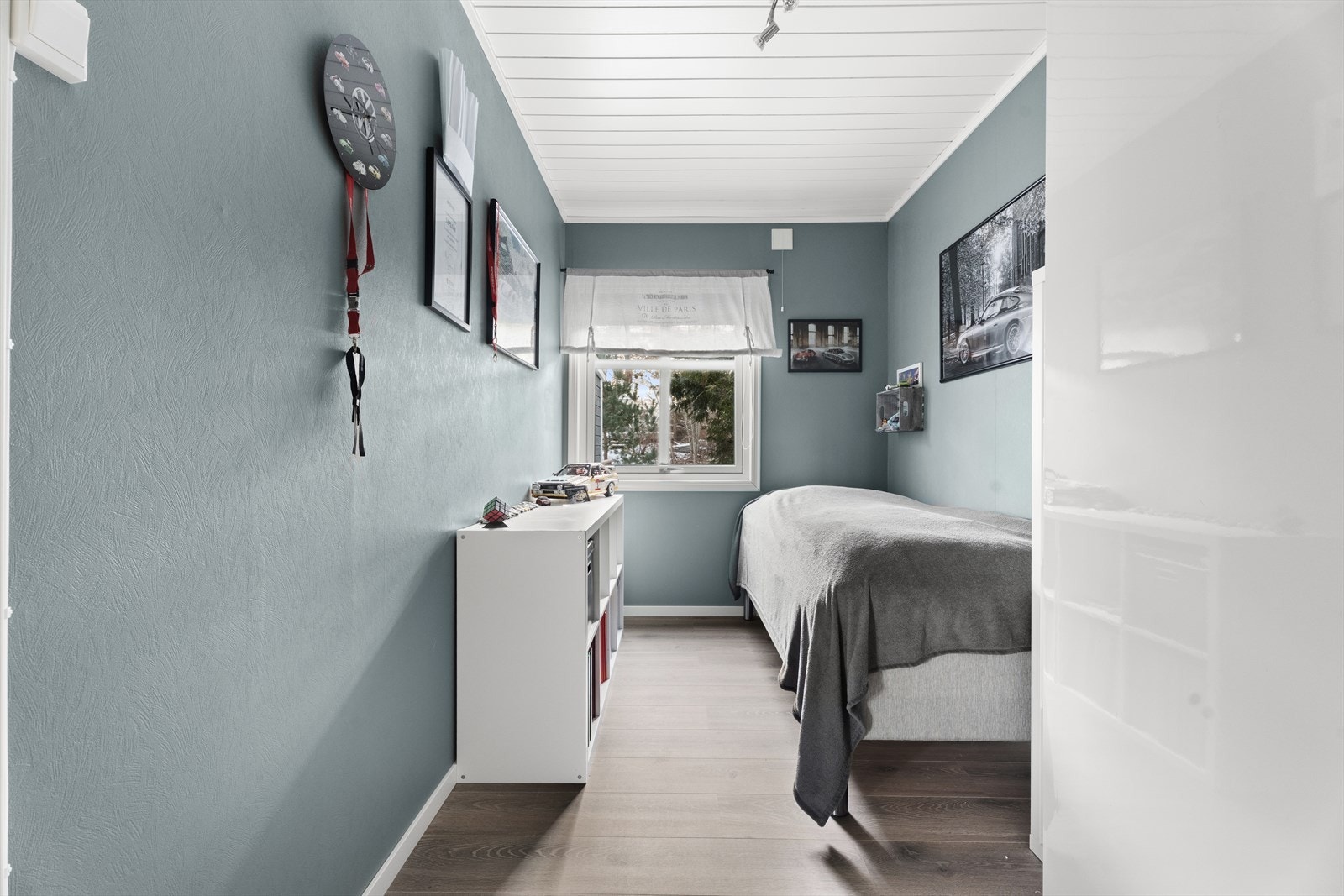 Soverommet i første etasje er av god størrelse, med plass til seng og tilhørende møblement. Galleribilde