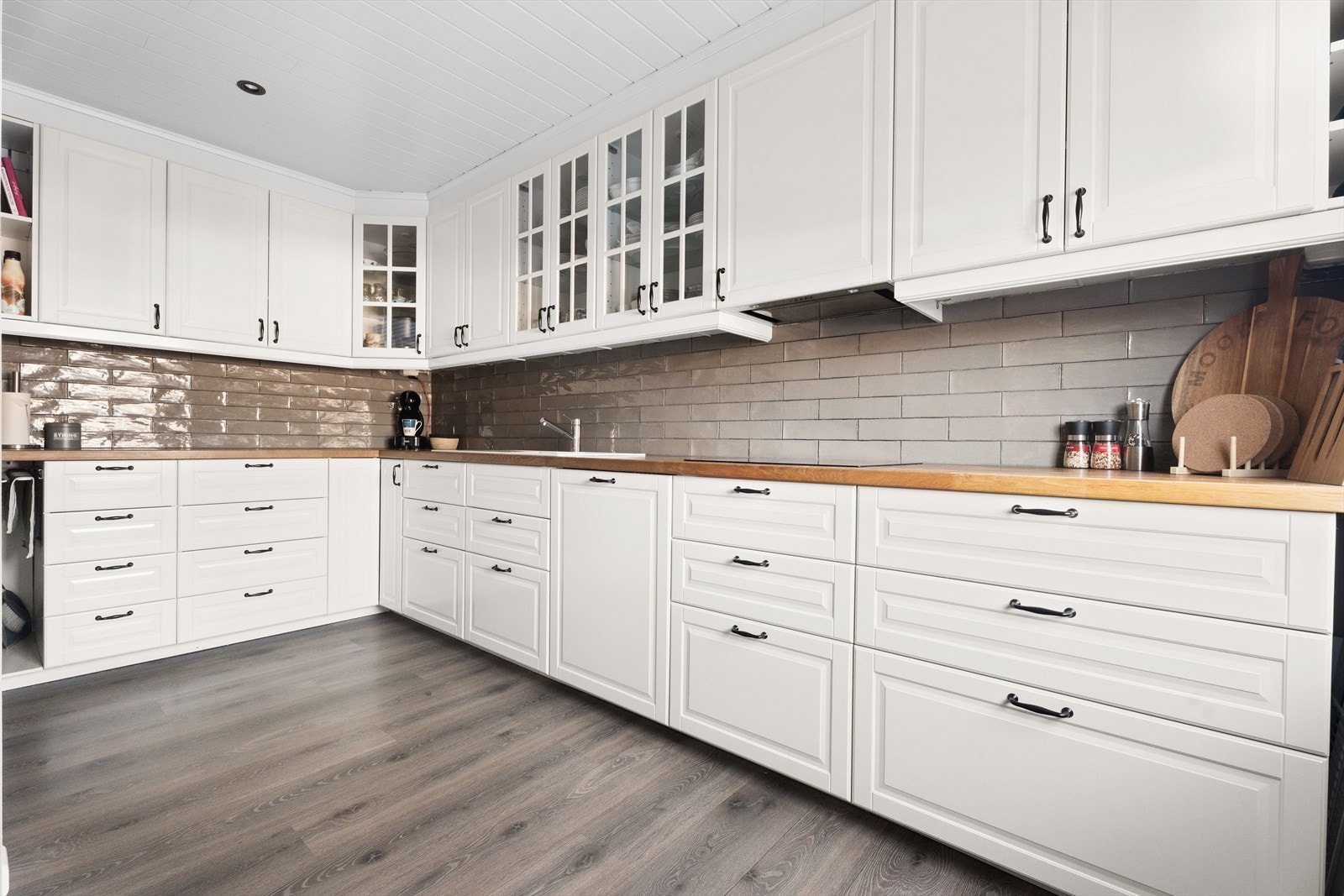 Kjøkkeninnredning med profilerte fronter, som gir rikelig med skap- og benkeplass. Galleribilde