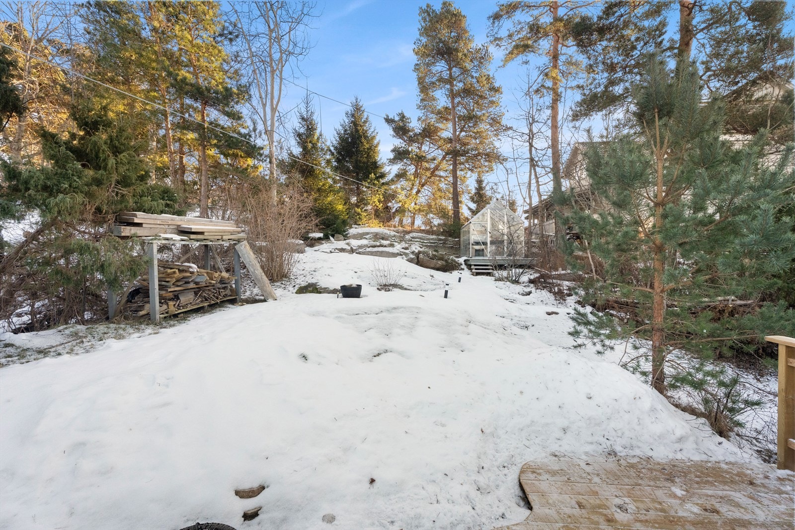 Eiendommen har en usjenert og hyggelig hage med naturtomt. Galleribilde