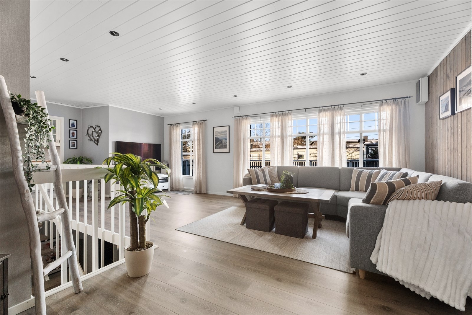 Store vindusflater slipper inn rikelig med dagslys og skaper en luftig atmosfære. Galleribilde