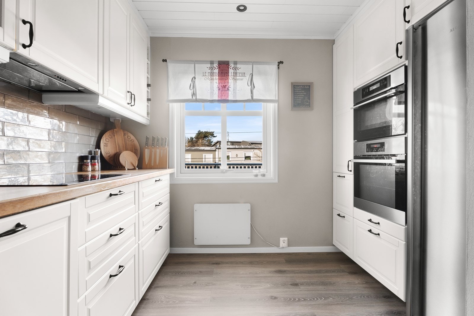 Kjøkkenet er utstyrt med integrerte hvitevarer som stekeovn og platetopp. Galleribilde