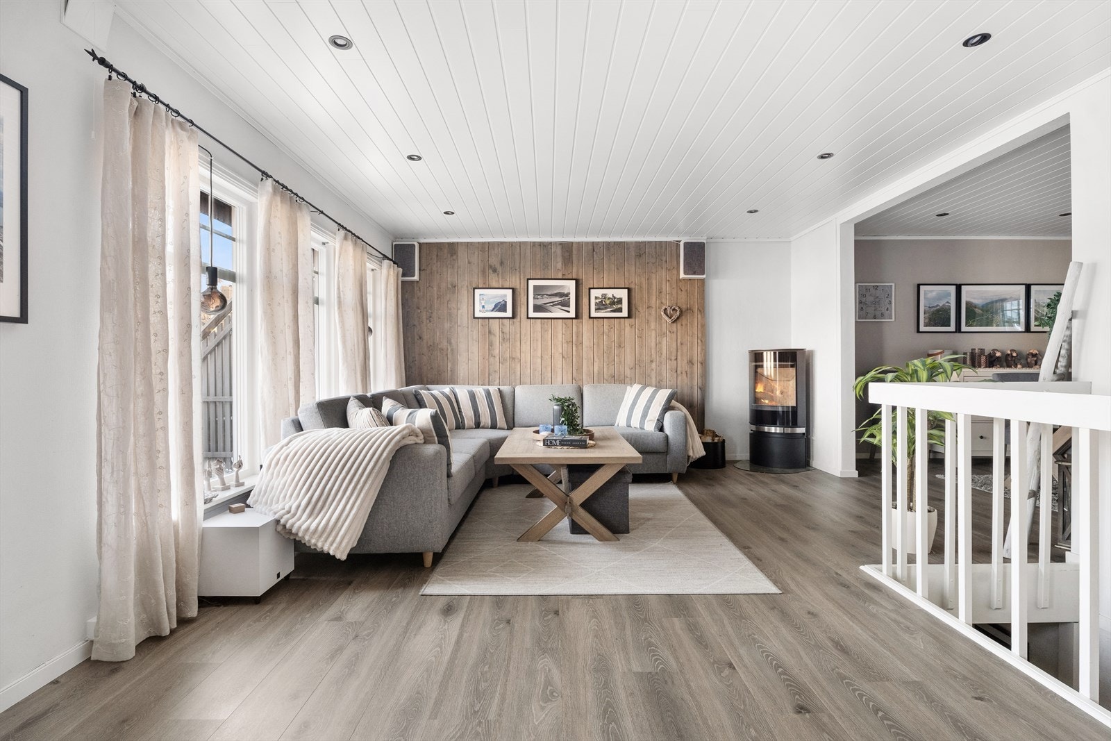 Stuen har god plass til en romslig sofagruppe og en peisovn for ekstra varme. Galleribilde