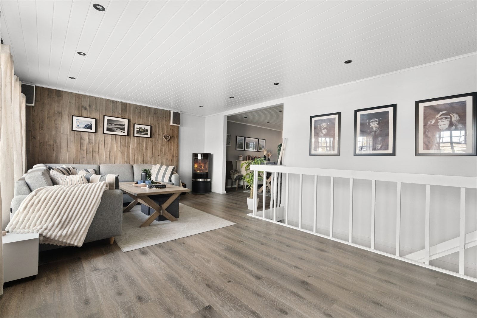 Gjennomgående laminatgulv binder sonene i etasjen elegant sammen. Galleribilde