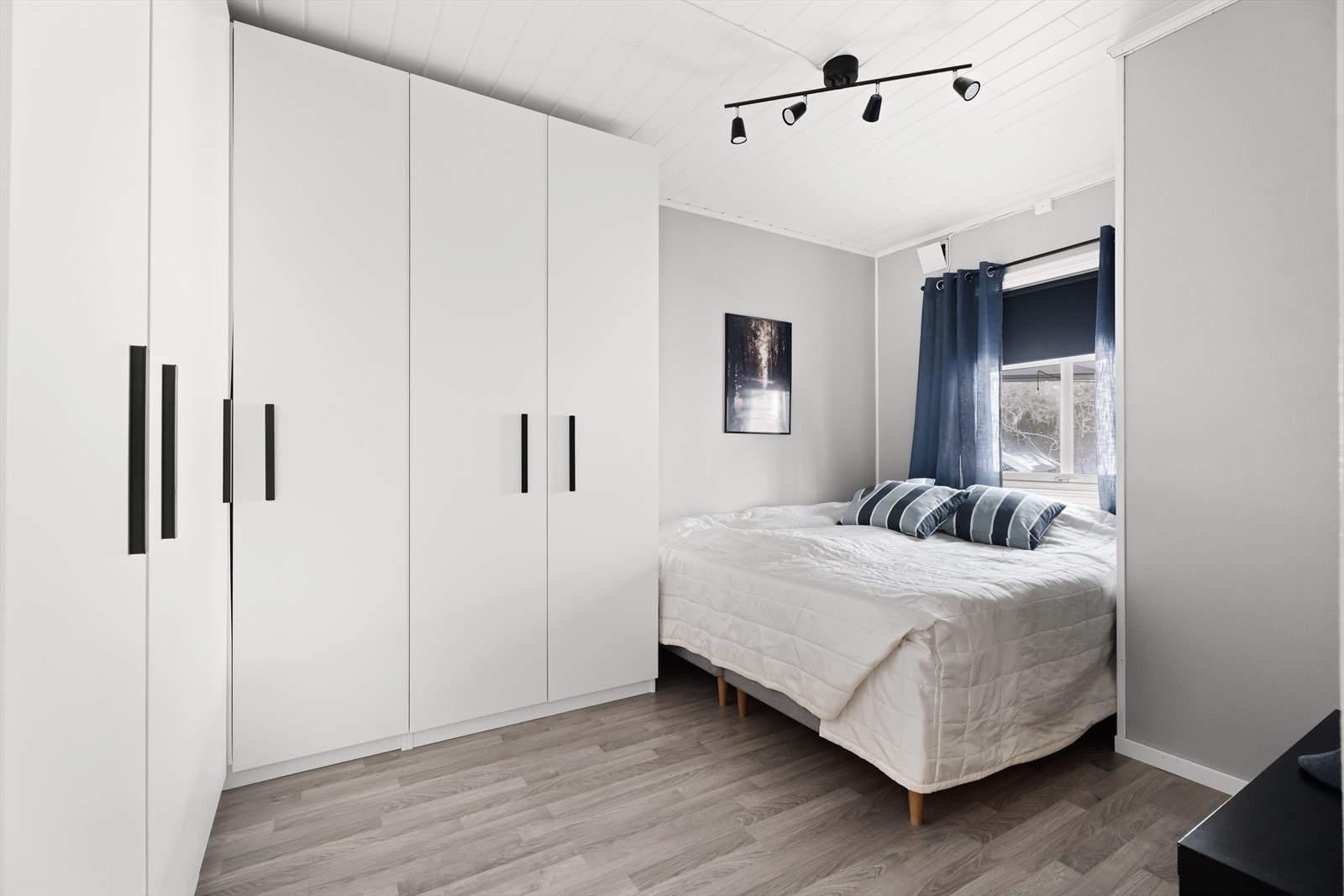 Hovedsoverommet har en stor garderobeløsning med glatte fronter og god oppbevaringsplass. Galleribilde
