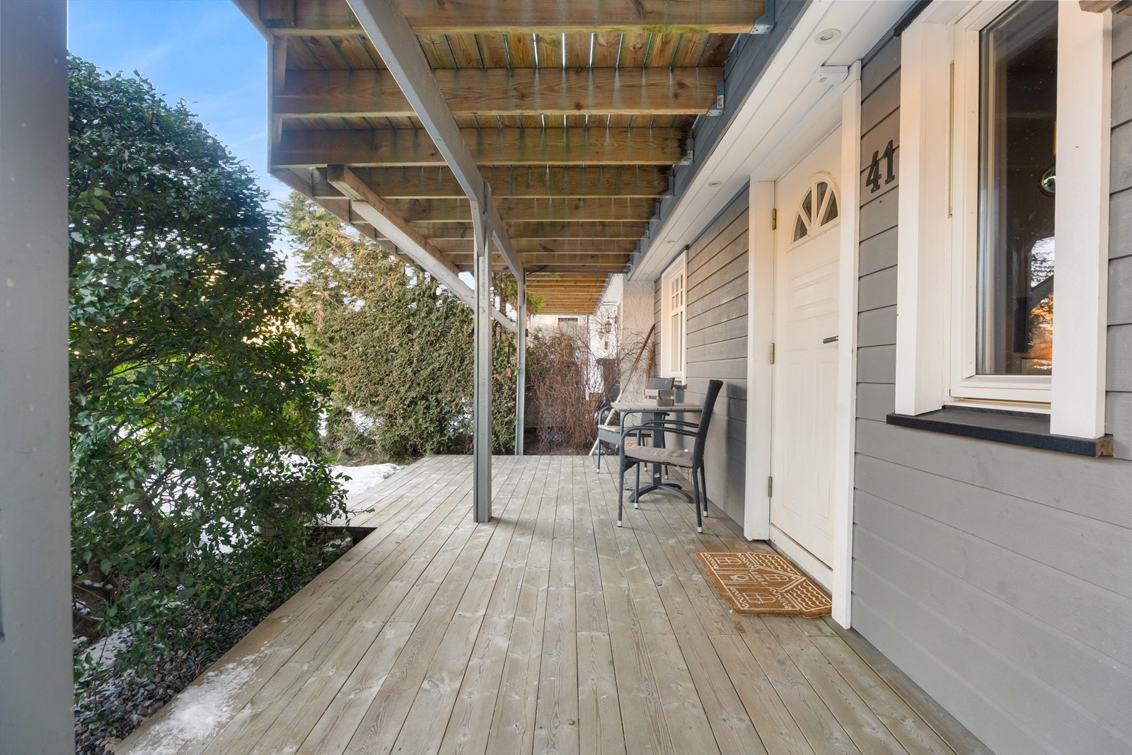 Den overbygde uteplassen gir et tørt og lunt inngangsparti. Galleribilde