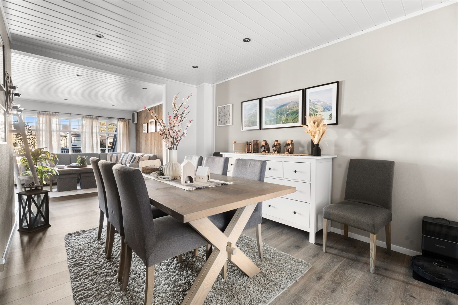 Spisestuen er et naturlig samlingspunkt for måltider med familie og venner. Galleribilde