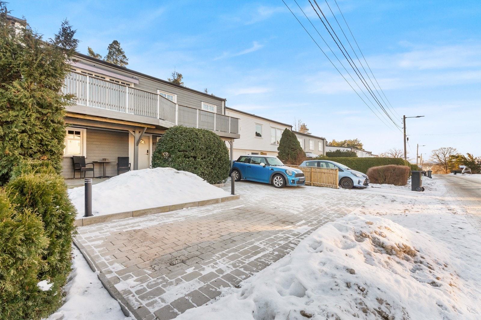 Eiendommen har en pent opparbeidet og steinbelagt gårdsplass med biloppstillingsplasser. Galleribilde