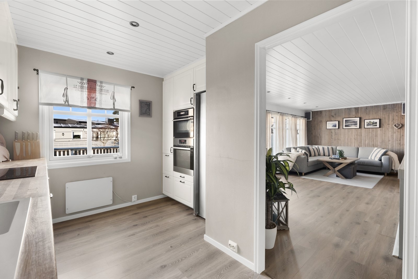 Fra stuen er det åpen tilgang til et moderne og velutstyrt kjøkken. Galleribilde