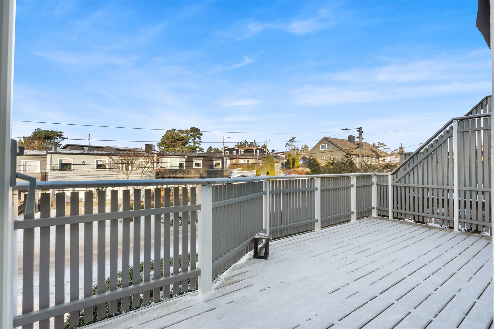 Balkongen gir en fin uteplass med utsikt over nærområdet. Galleribilde