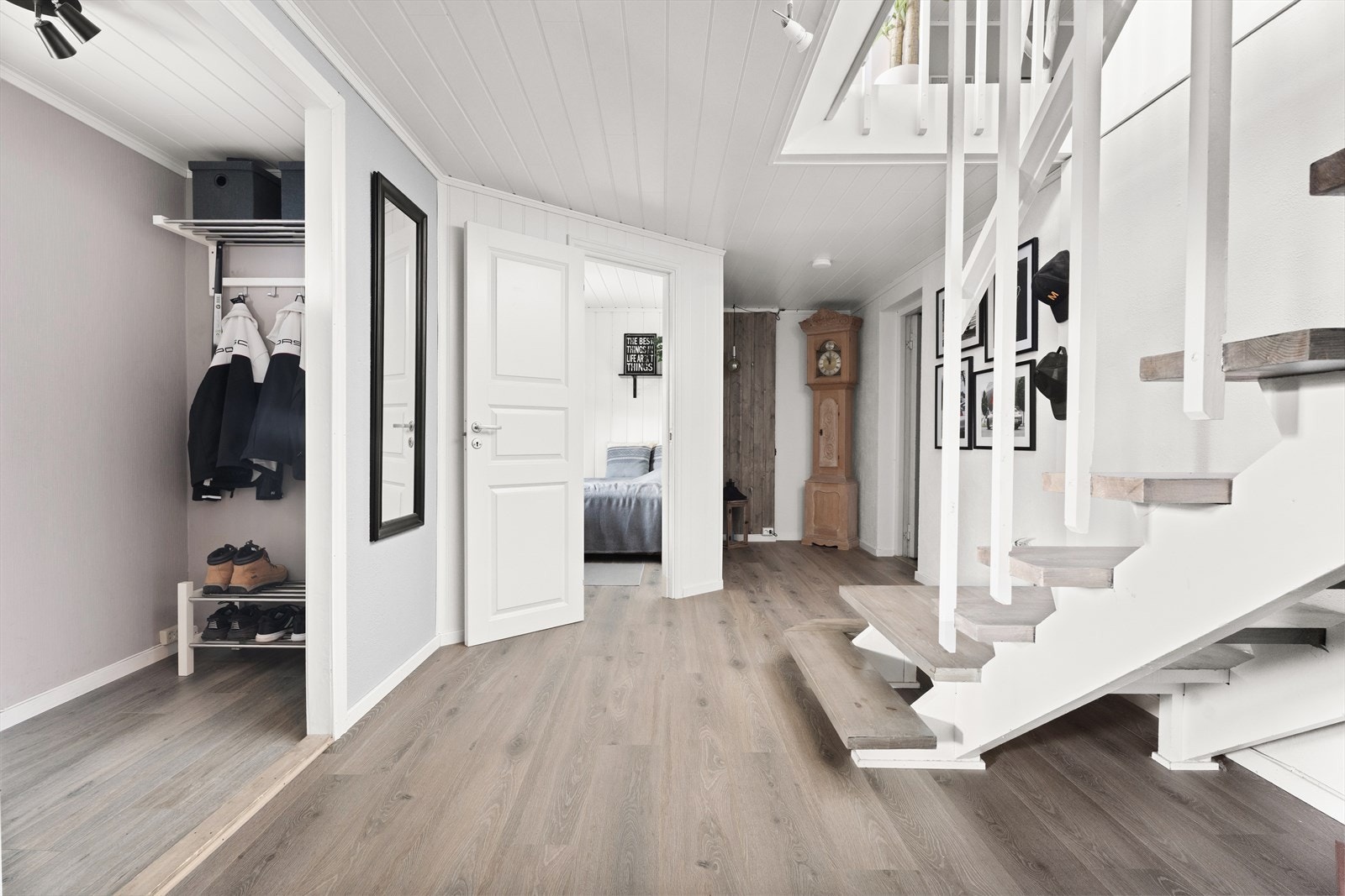 Gangen er romslig og har en åpen trapp som fører opp til andre etasje. Galleribilde