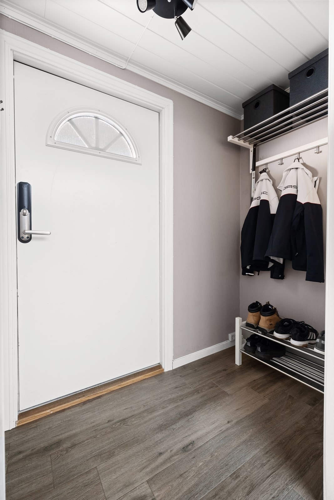 Velkommen inn i en lys entré med plass til oppbevaring av yttertøy og sko. Galleribilde