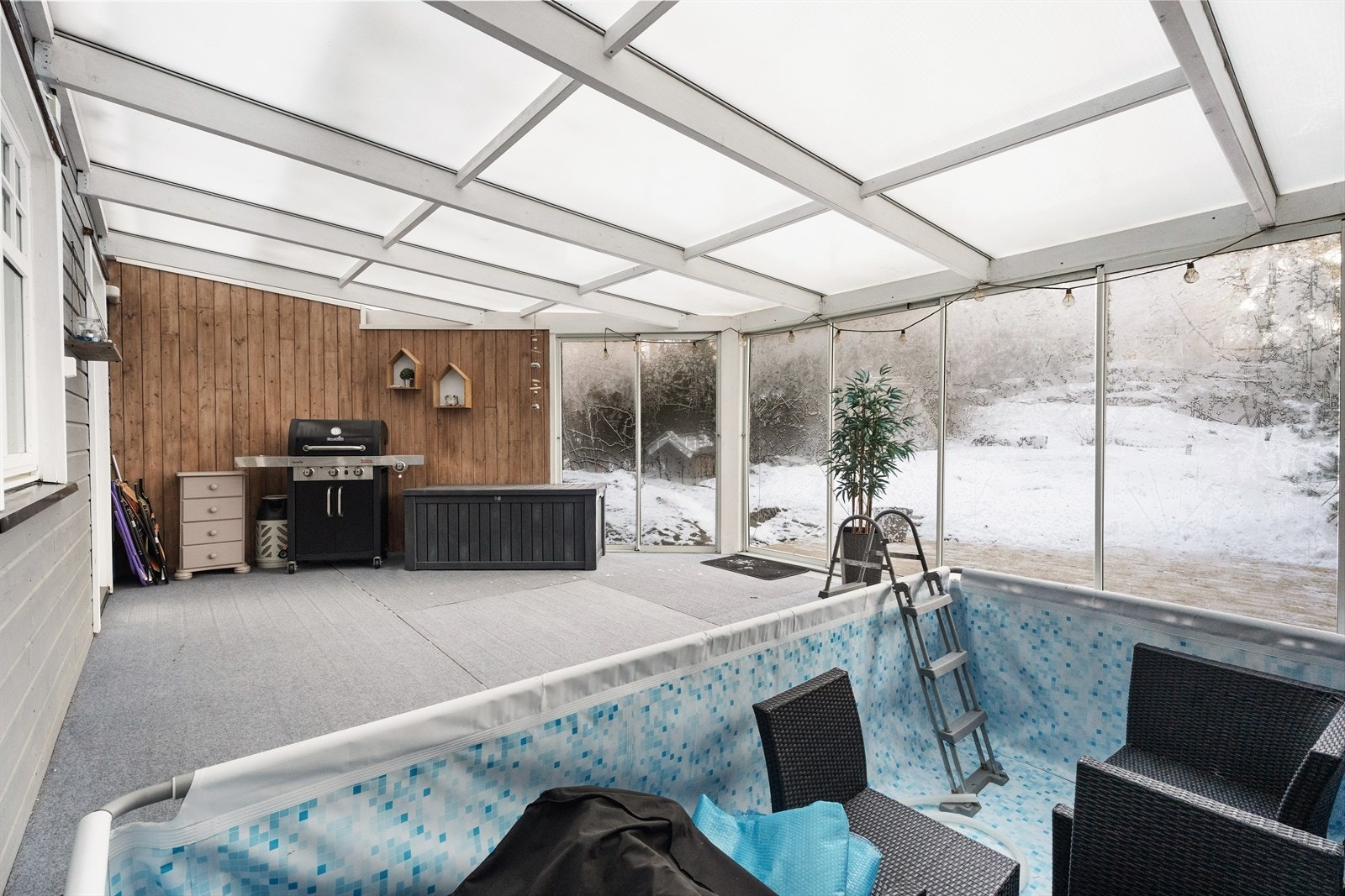 Her er det god plass til både grill og sittegruppe for sosiale sammenkomster. Galleribilde