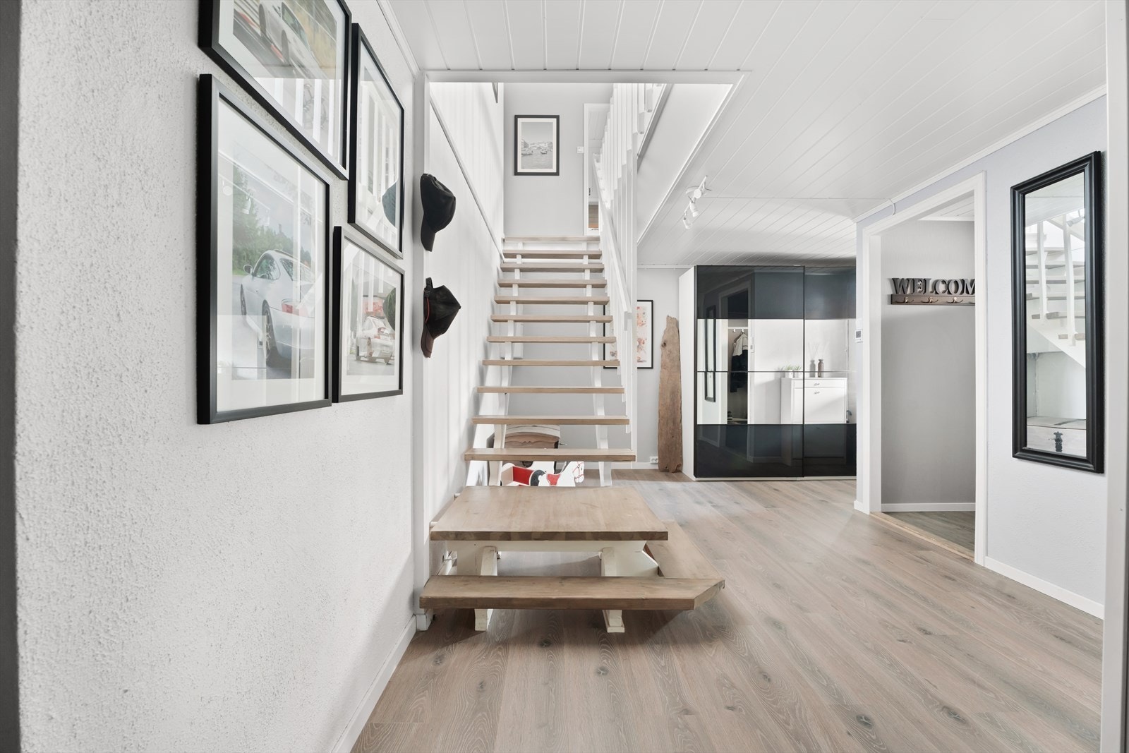 Den lyse trappen med tredetaljer er et sentralt element i boligen. Galleribilde