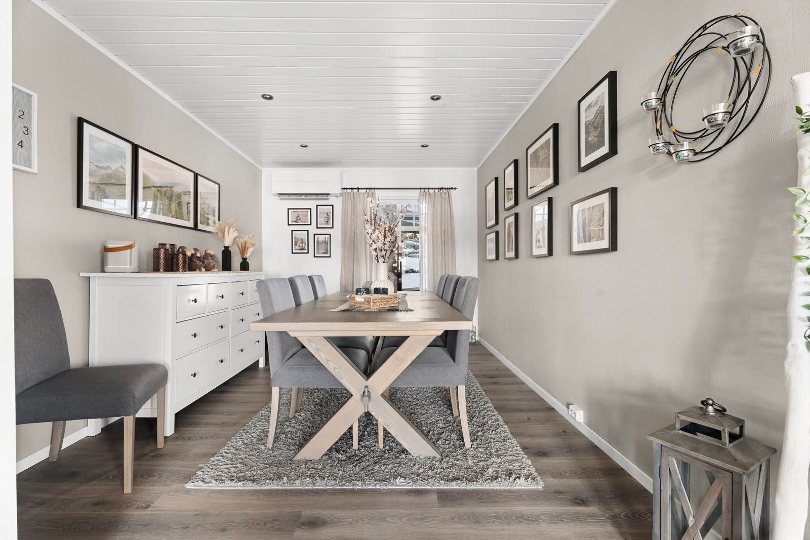 I tilknytning til stuen er det en egen spisestue med god plass til langbord. Galleribilde