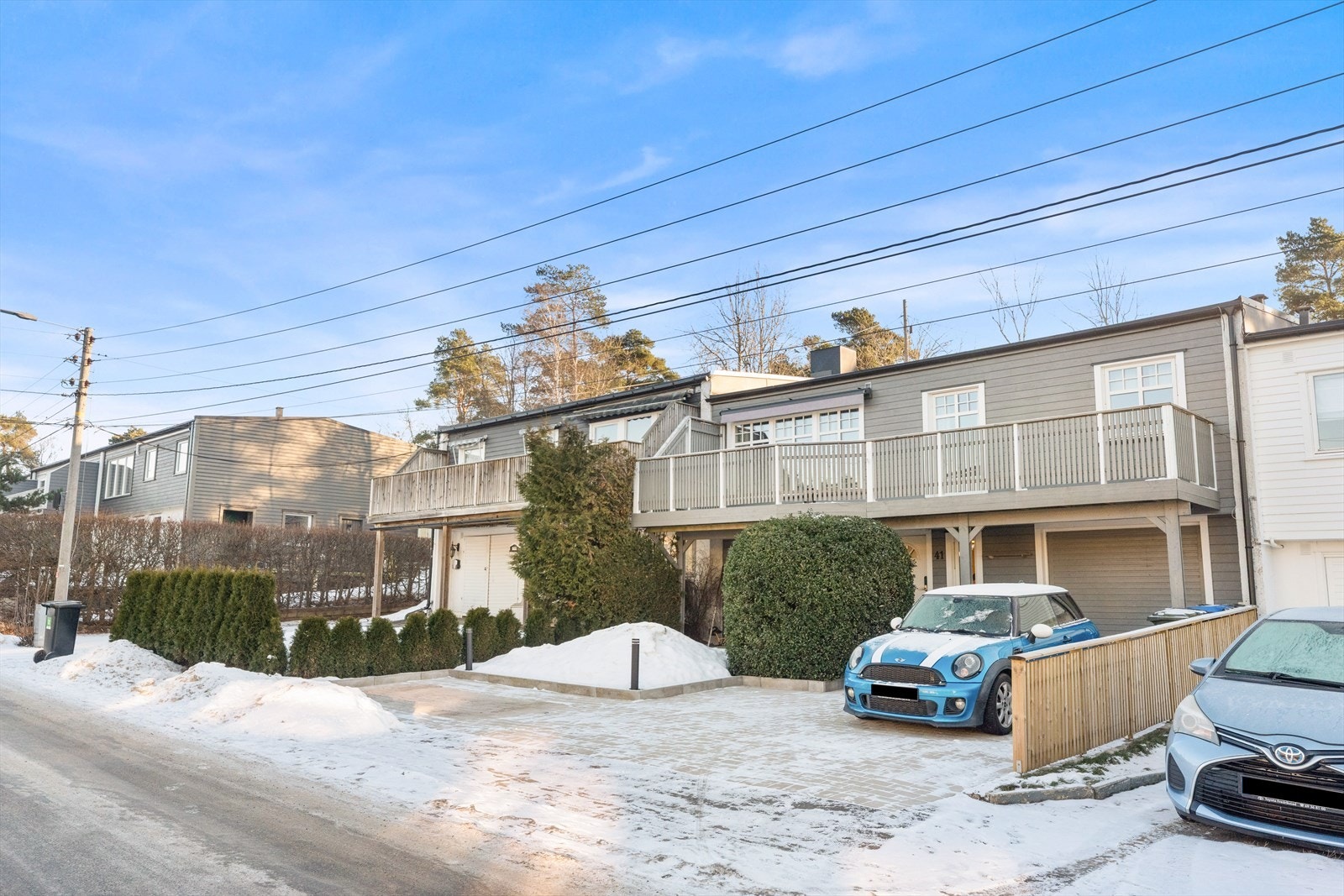 Et velholdt og innholdsrikt rekkehus over to plan med integrert garasje. Galleribilde