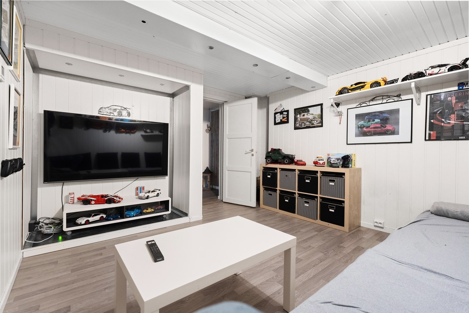 Her er det god plass for en TV-seksjon og en fleksibel møbleringsløsning. Galleribilde