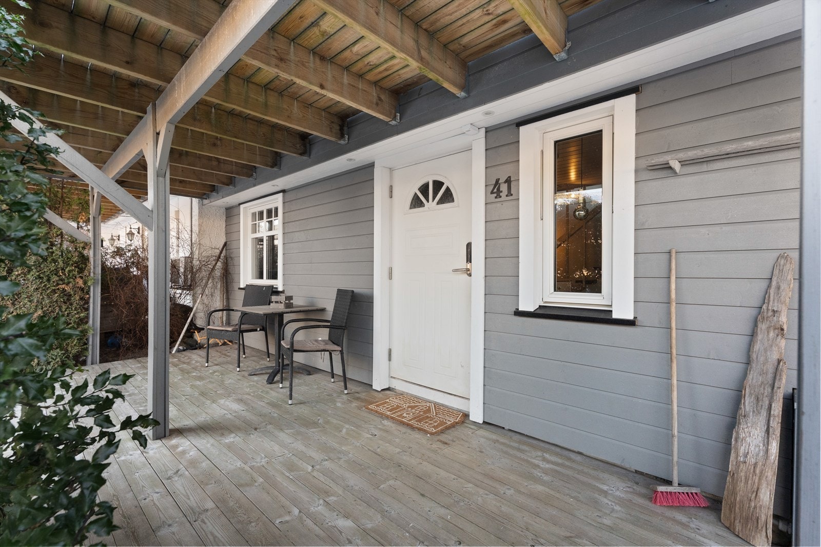 Ved inngangspartiet er det en overbygget platting med plass til en liten sittegruppe. Galleribilde