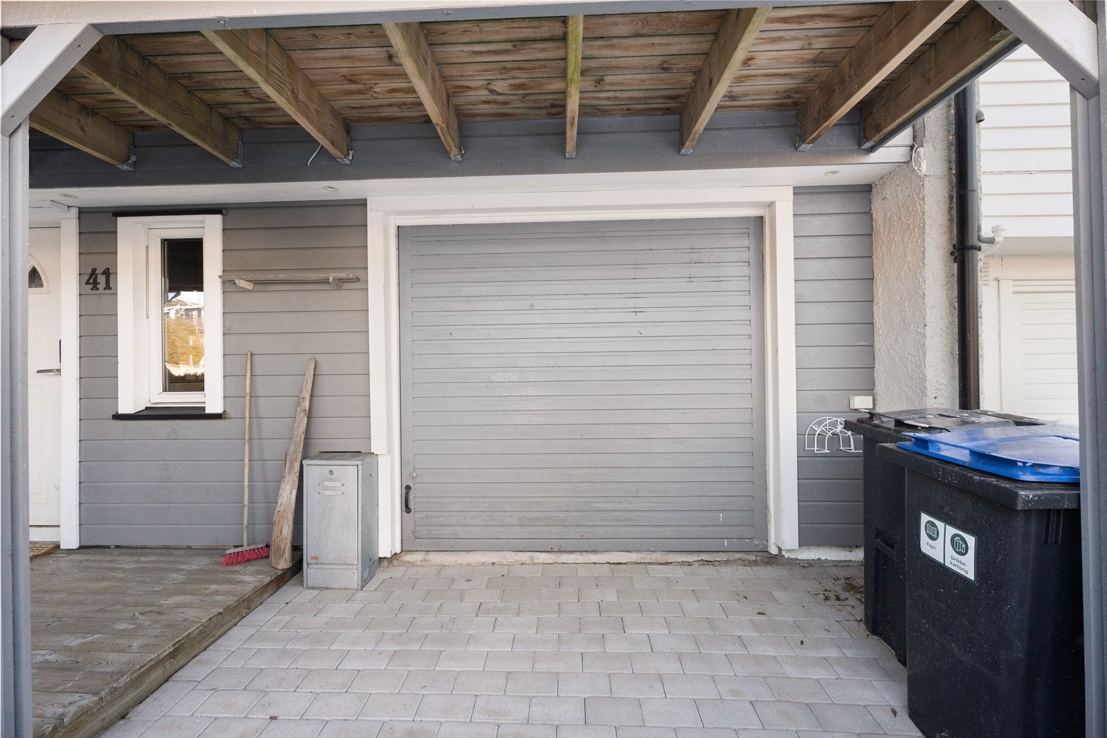 Integrert garasje med rulleport gir enkel og tørr adkomst til boligen. Galleribilde